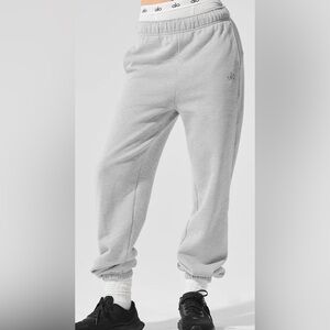 Alo Yoga Accolade Cuffed Sweatpant in Athletic Heather Grey